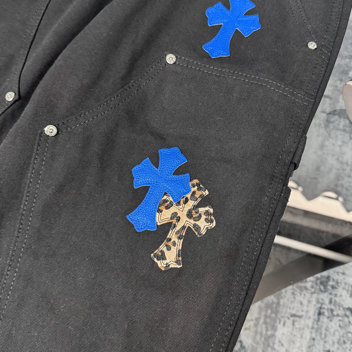 P280 𝐂𝐡𝐫𝐨𝐦𝐞 𝐇𝐞𝐚𝐫𝐭 Kroxin 25SS workwear logging Klein blue leather patchwork limited edition jeans. Kroxin’s pants are particularly outstanding in color design and stand out among similar products. It is made of beaded canvas fabric. After a complicated and delicate washing process, it feels very good when worn on the body and looks high-end and charming. The pants are three-dimensionally cut, with a crisp and stylish shape, smooth lines, and a high level of design. The hardware accessories on the pants are specially customized according to ZP standards. The beaded canvas fabric is originally thick, but after washing it becomes soft and breathable. The small leather label on the pants is specially designed, revealing unique creativity in a simple style. The production process is very exquisite, every stitching is neat and regular, and the details are handled particularly well, showing high quality. Moreover, these pants have a genderless design and can be easily worn by both boys and girls. They are perfectly in line with the current diverse and inclusive fashion trend and look good no matter how you wear them.  Size: S M L XL XXL (28.30.32.34.36) Color: Black